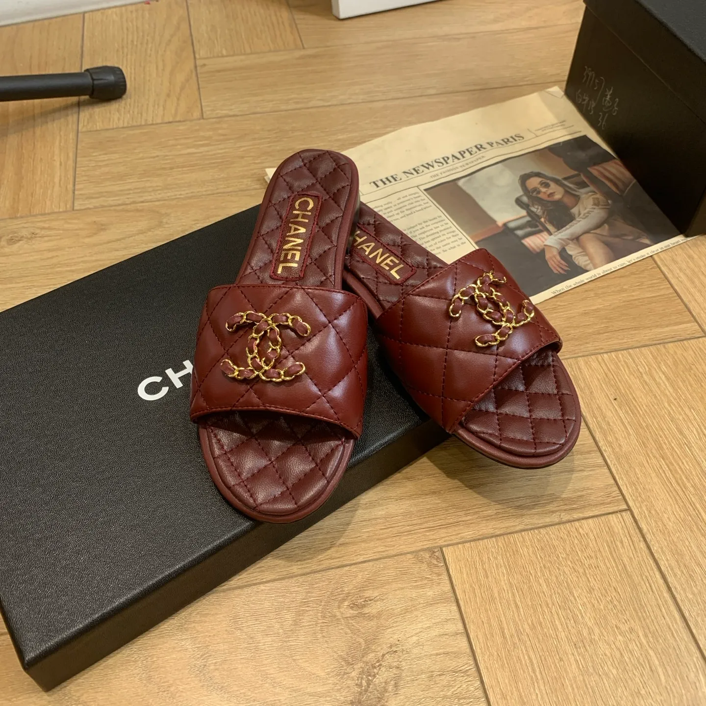 👟👟Ex-factory price 500👟👟 🍀Chanel Xiaoxiang 25ss new lazy double C-buckle slippers. Versatile, slimming and elegant slippers. A slipper with great appearance. It looks great with any combination! Lazy slippers are worth recommending. Calfskin upper, mixed sheepskin lining, Italian genuine leather outsole. Size: 35-41 (40 and 41 customized, non-refundable) 👉